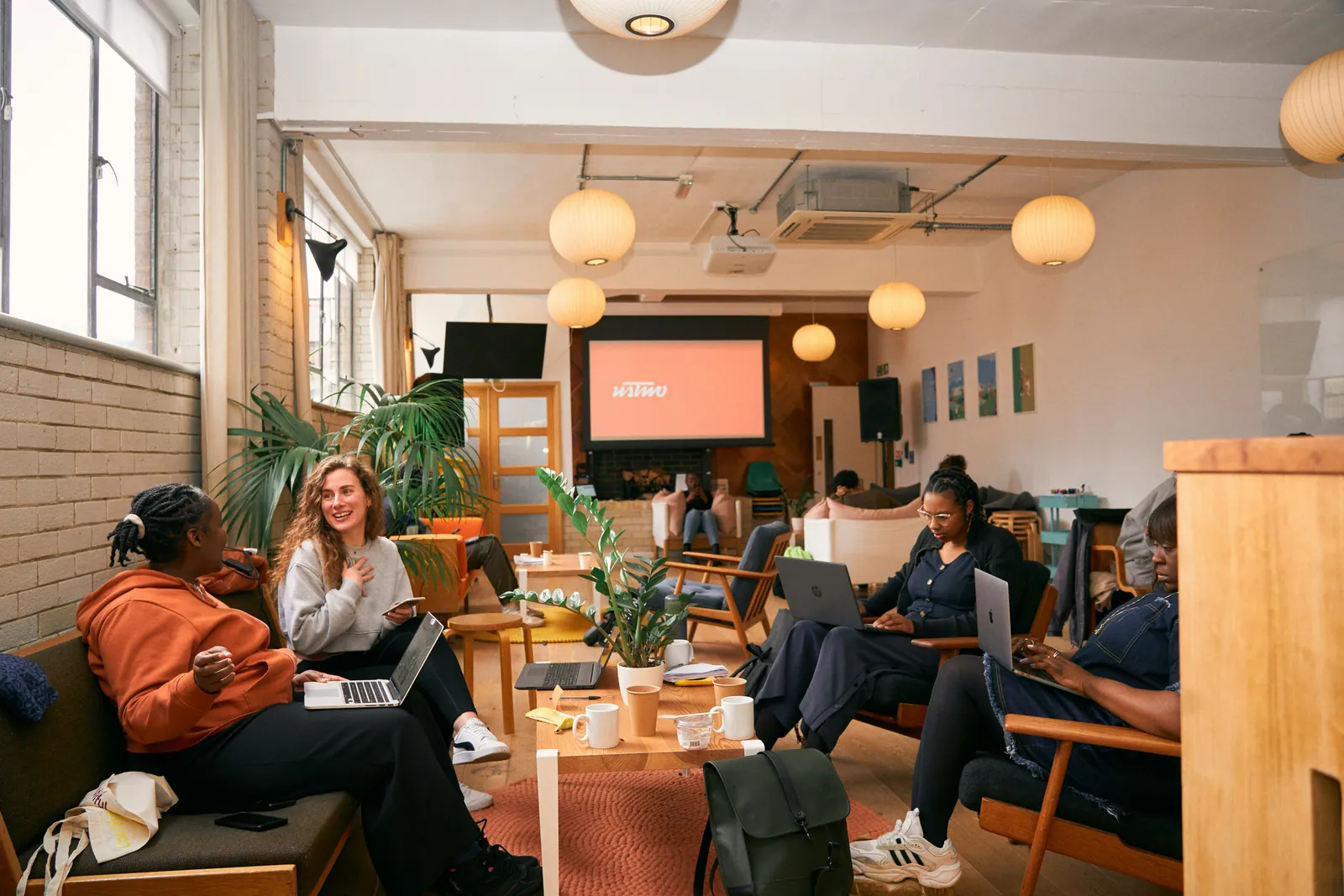 Two team members talking on sofas during a relaxed meeting